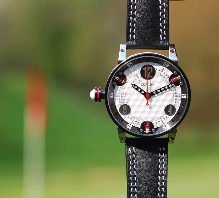 Montre Golf à cadran alvéolé devant un drapeau de green