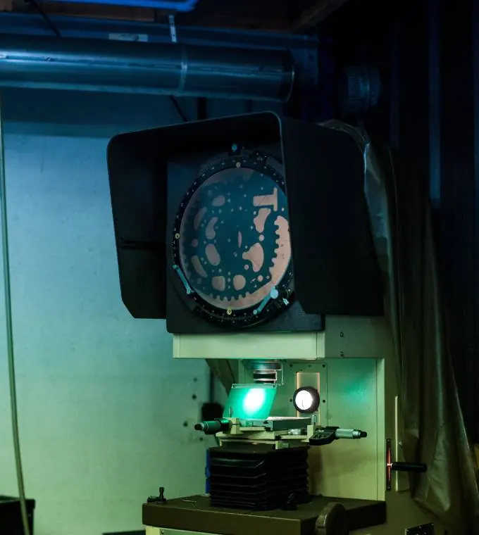 Projecteur de profil de l'atelier : le contour d'une pièce ajourée agrandi sur l'écran
