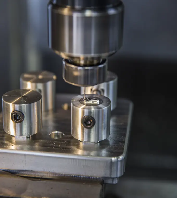 Gehäuseteil wird derzeit auf einer CNC-Maschine bearbeitet