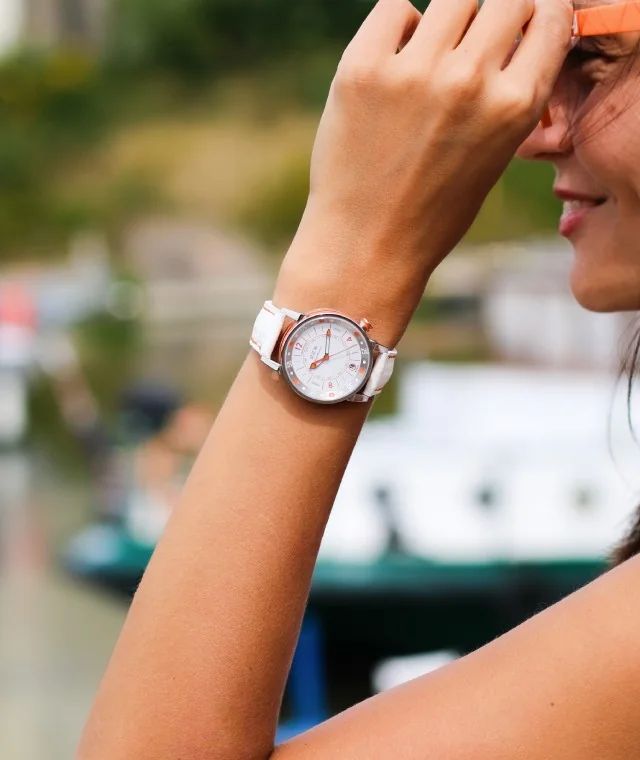 B.R.M Uhr am Handgelenk getragen, helles Armband