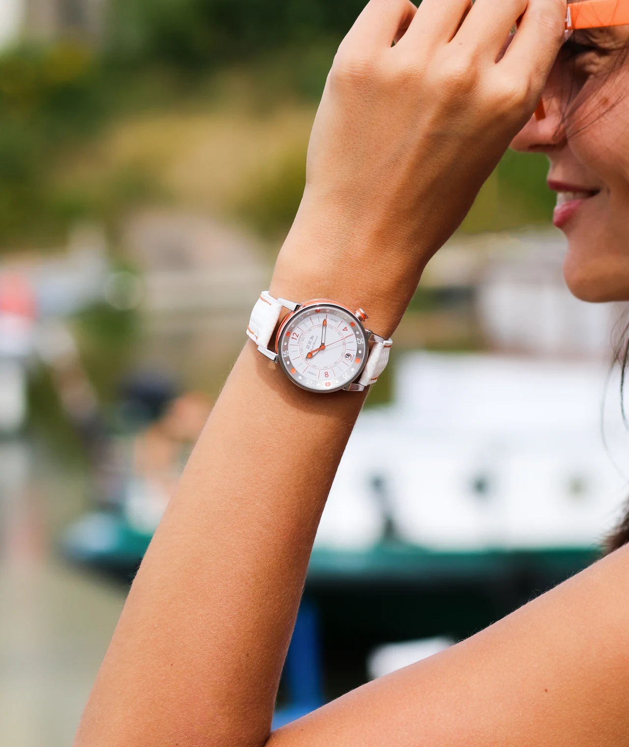 Montre B.R.M portée au poignet, bracelet clair