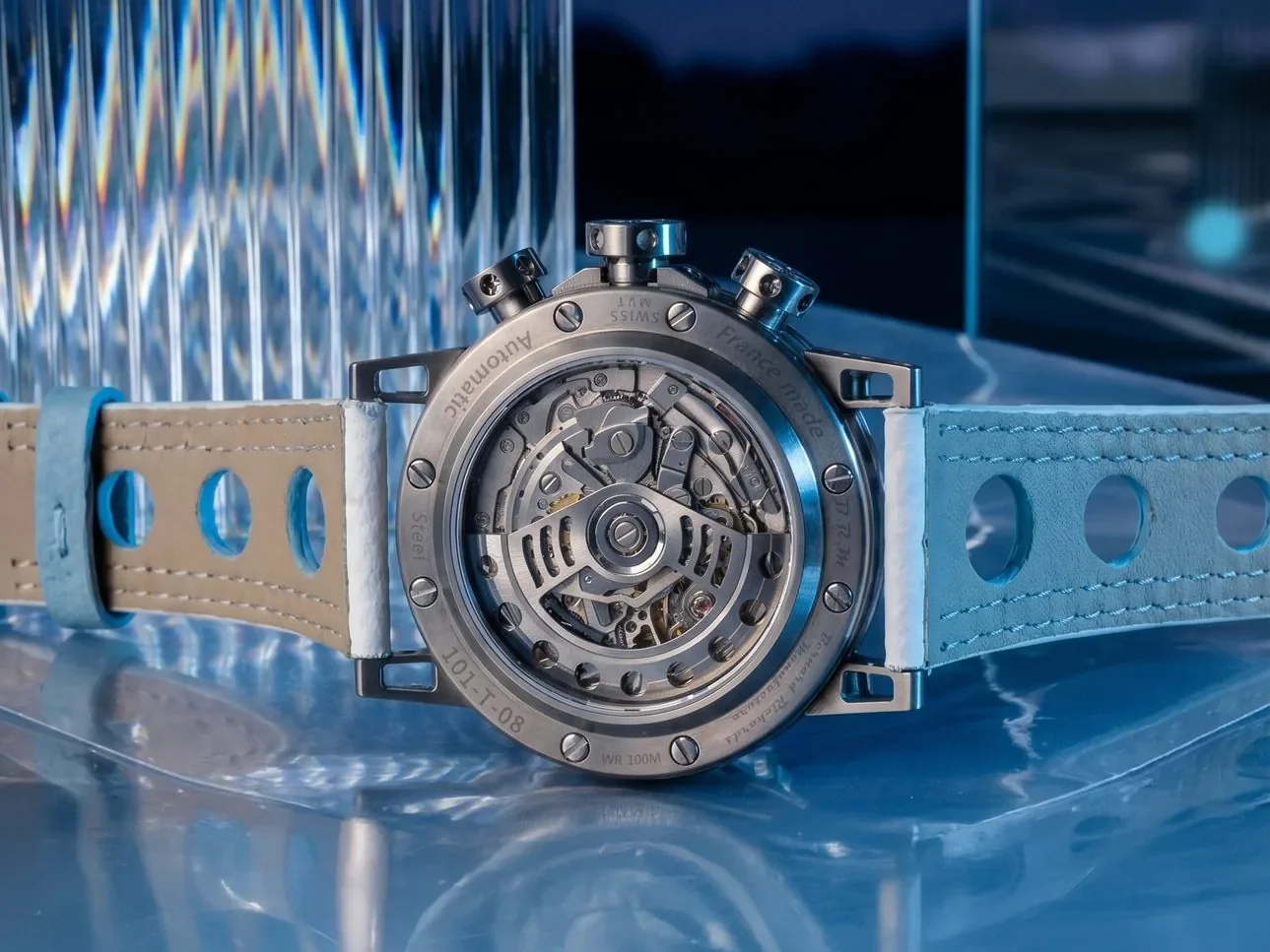 Fond saphir d'une MK-44 laissant voir le calibre Valjoux 7753 squeletté