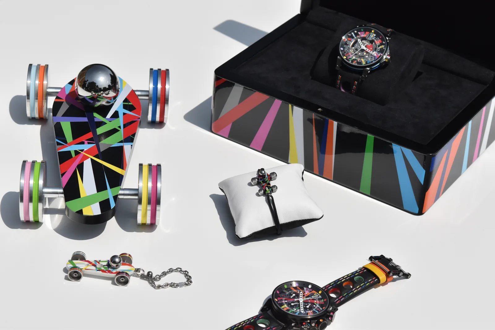 Coffret laqué Art Car ouvert avec sa montre, bolide et porte-clés bolide aux mêmes couleurs
