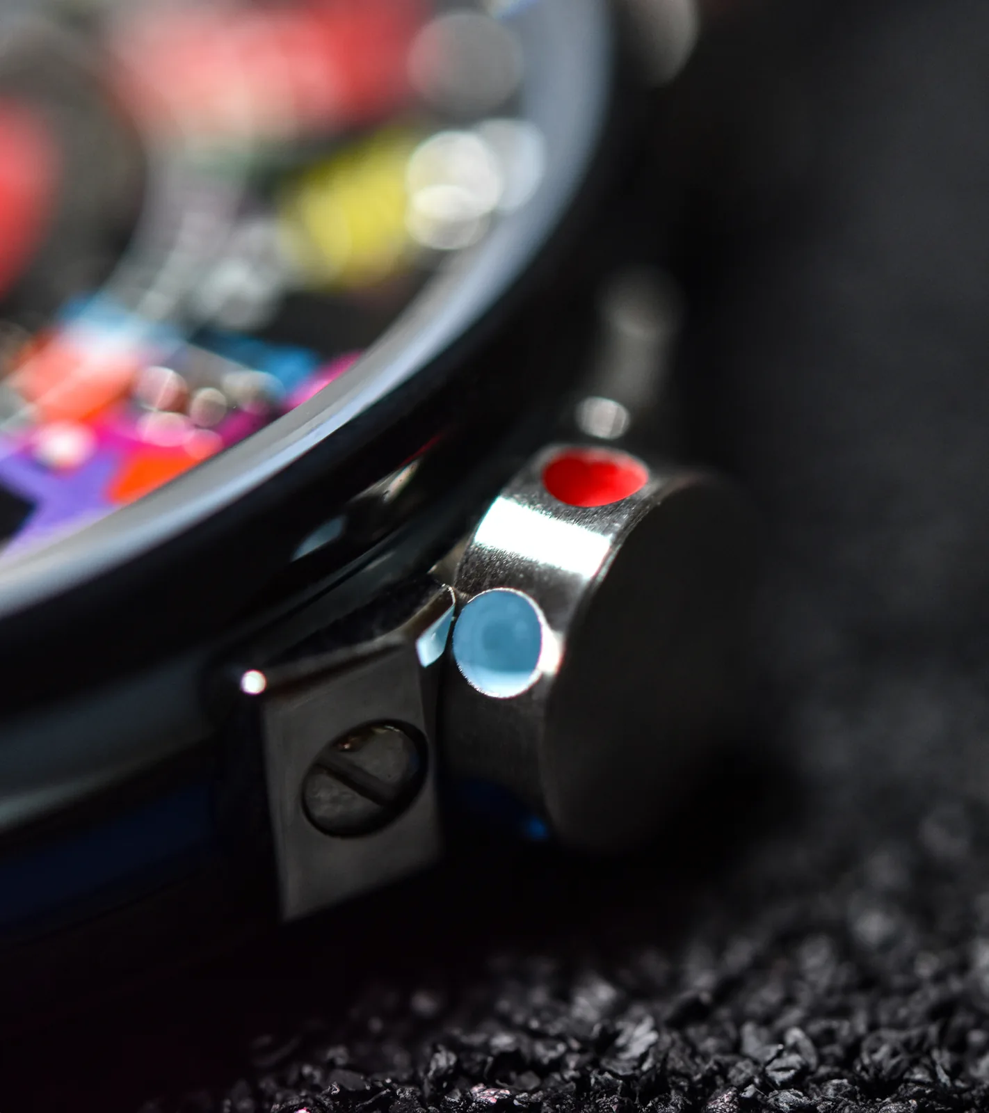 Couronne et cornes d'une montre Art Car en gros plan, pastilles de laque rouge et bleu ciel