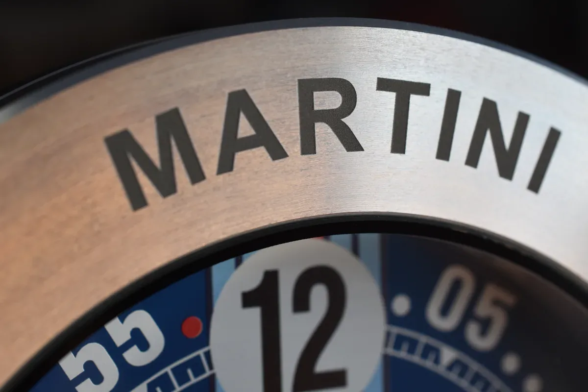Der Schriftzug MARTINI auf der Aluminiumlünette