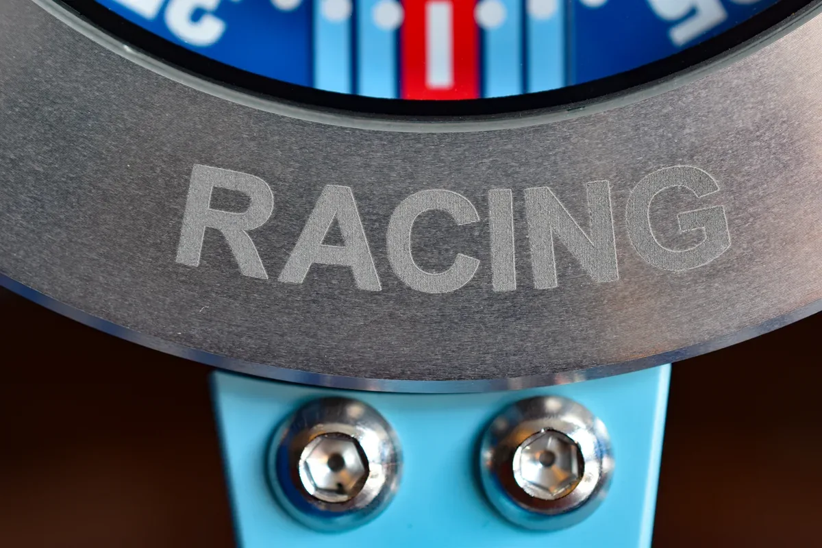 Der Schriftzug RACING auf der Aluminiumlünette