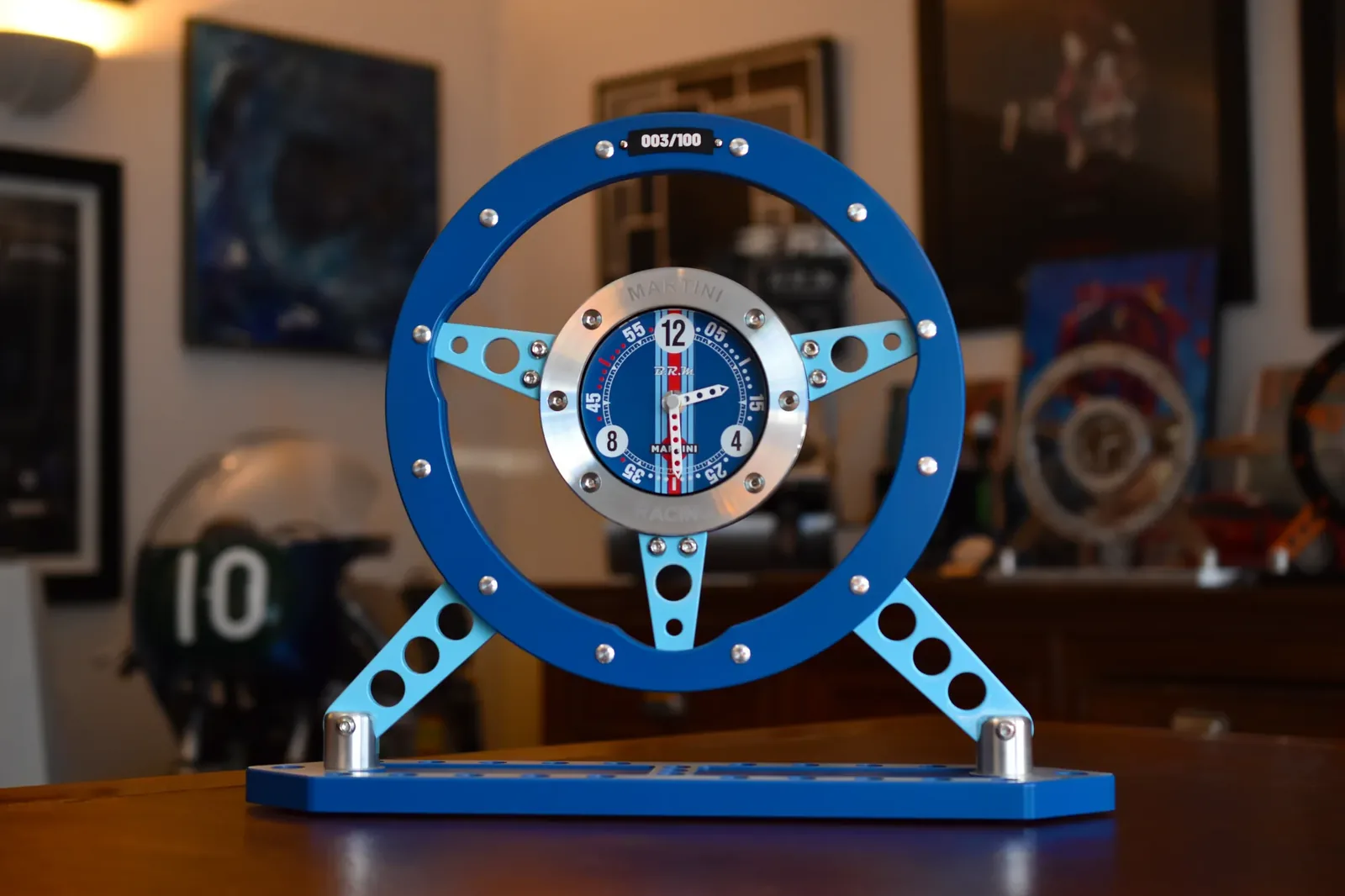 Die Tischuhr Lenkrad Martini Racing auf einem Schreibtisch