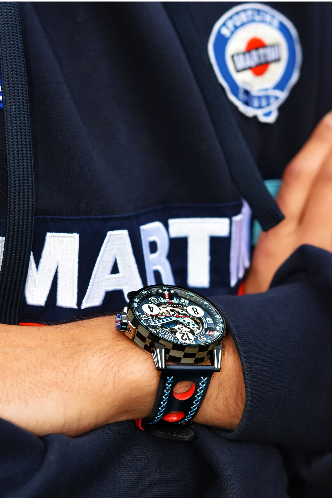 V6-44-SA-SQ Damier Martini Racing am Handgelenk: Gehäuse mit Schachbrettmuster, blaues Armband mit roten Löchern