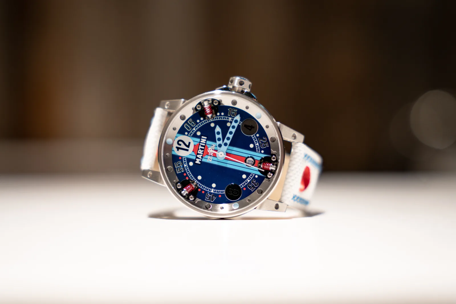 B.R.M Uhr mit Martini Racing Zifferblatt und weißem Armband, auf einem Tisch liegend