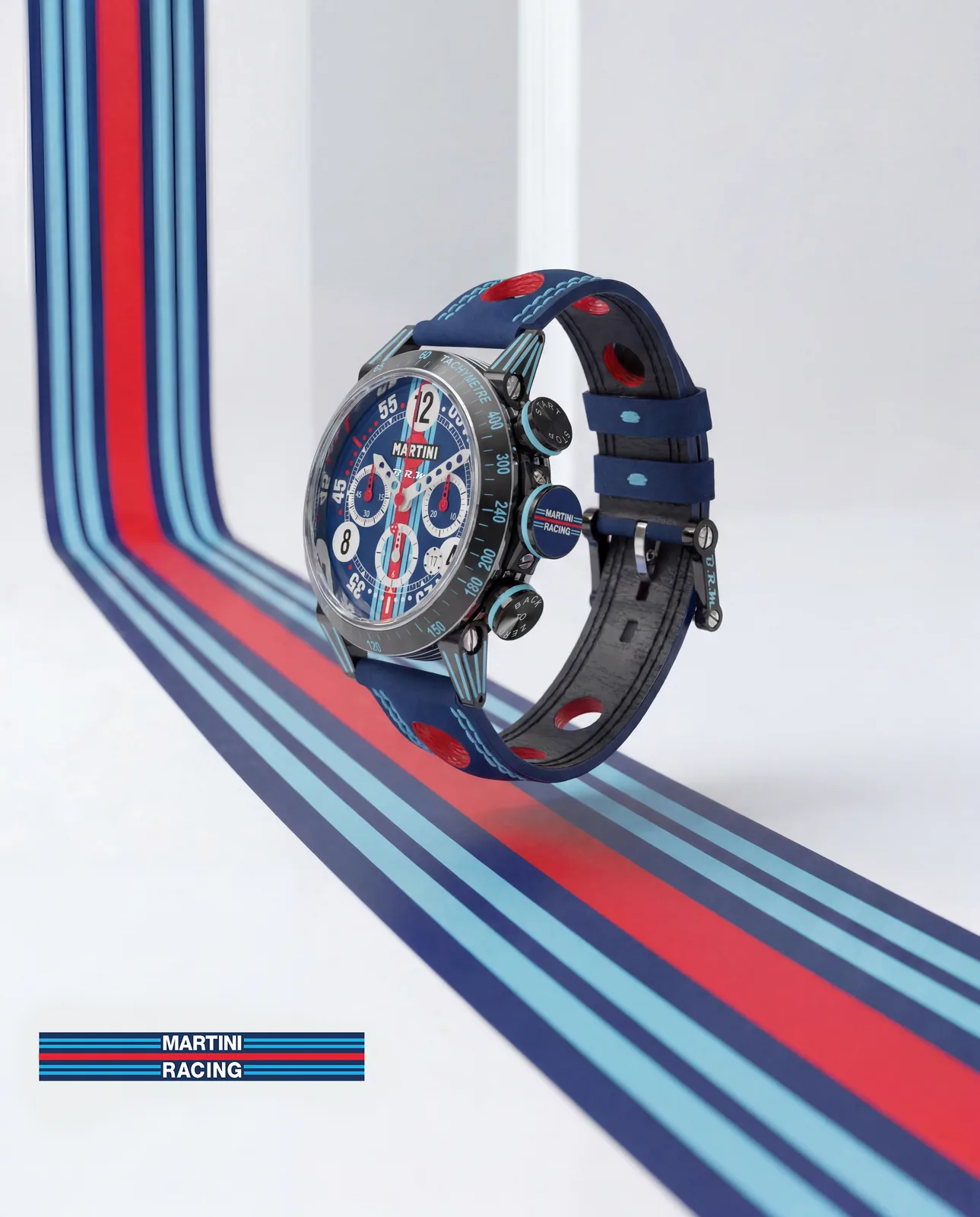 V8-44 Martini Racing auf einem Band mit hellblauen, dunkelblauen und roten Streifen