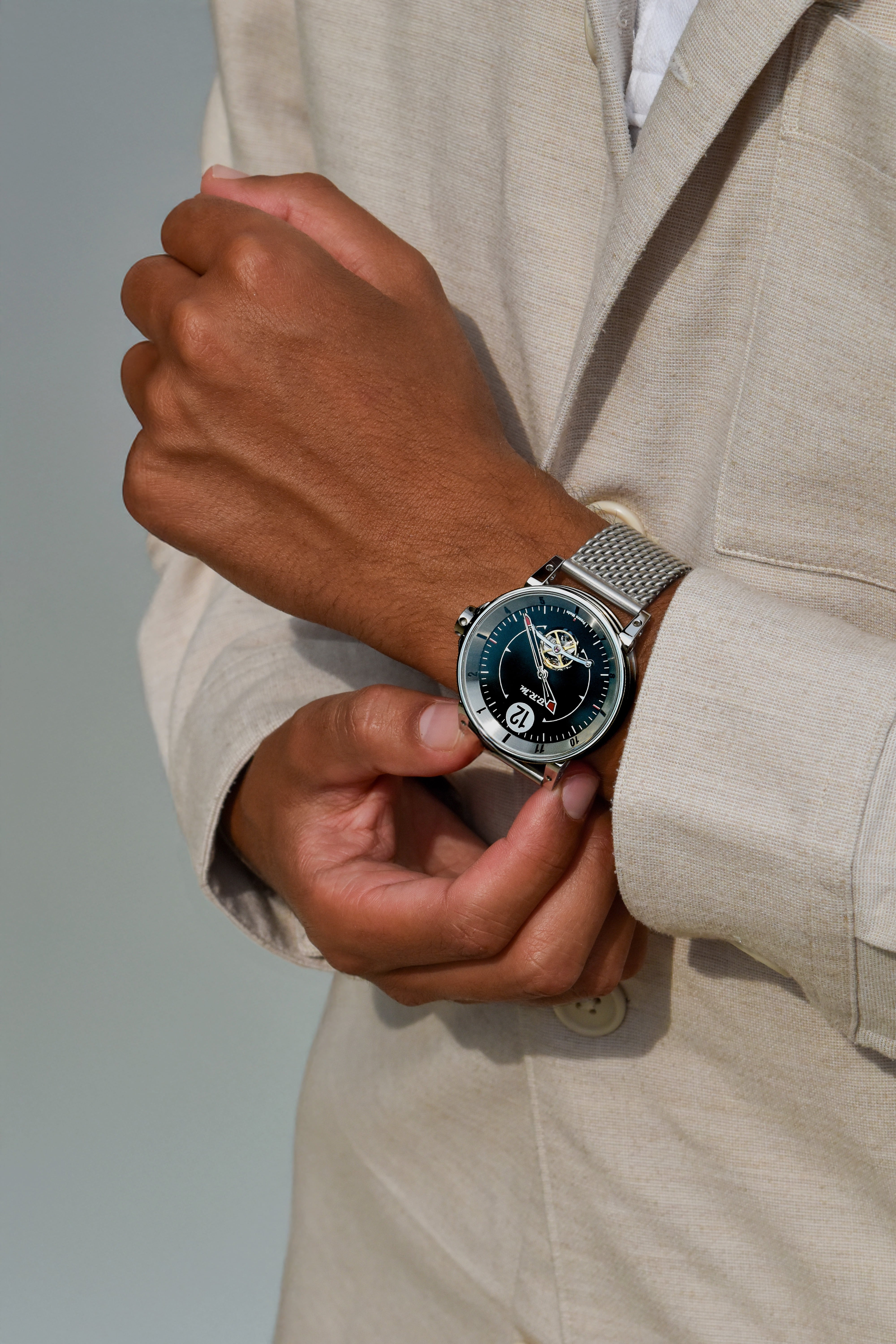 Nouveau diamètre de 42 mm et échappement visible