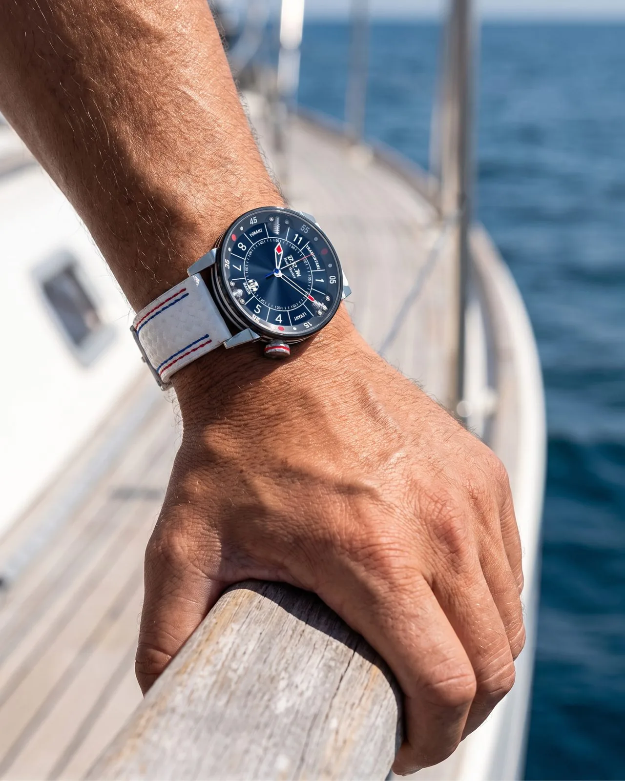 Boat Master am Handgelenk, an Bord einer Segelyacht