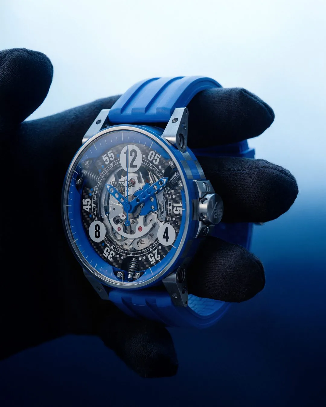 V6-44-SA Cercolor Skelettuhr Blau, gehalten in einem blauen Fahrerhandschuh