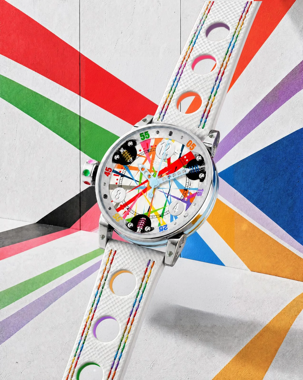 GF7-38-SA Art Car an einer Wand mit farbigen Streifen
