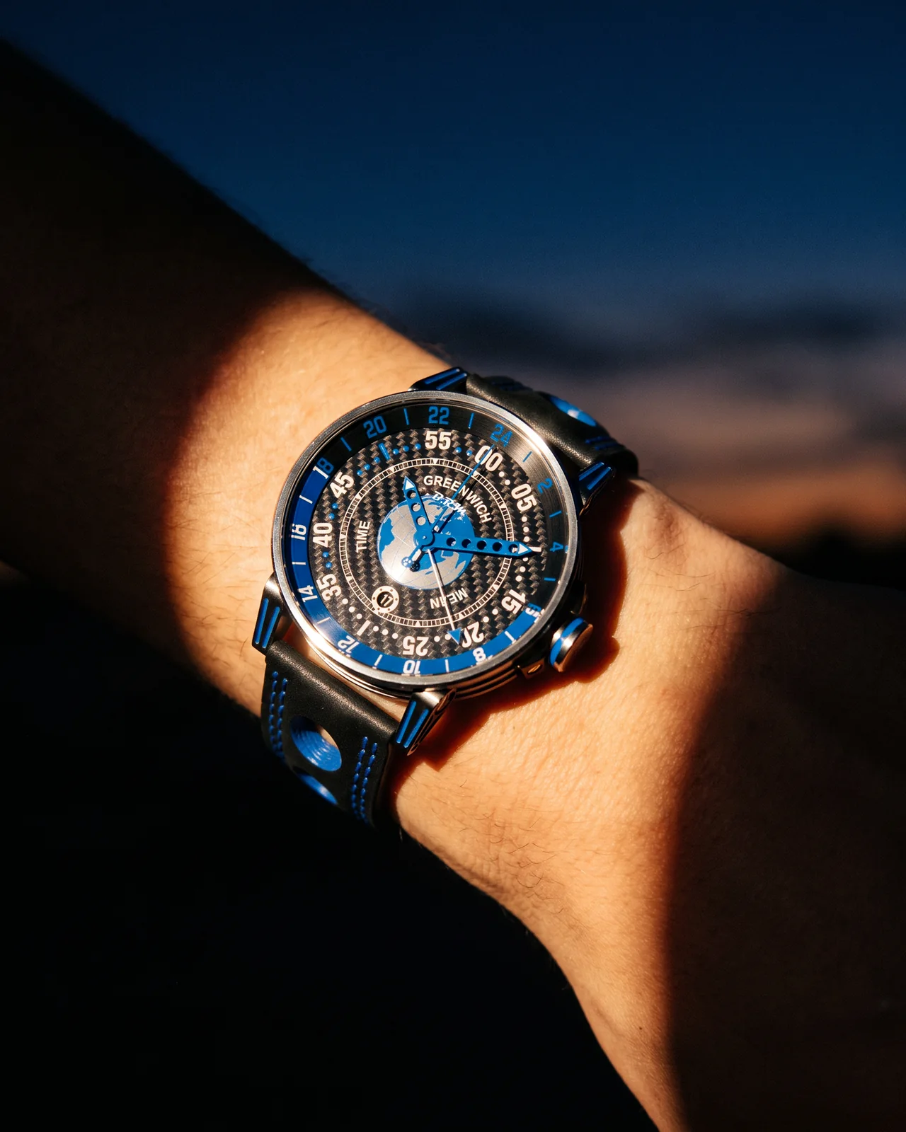 V6-44 GMT Paris Blue على المعصم، في ضوء المساء