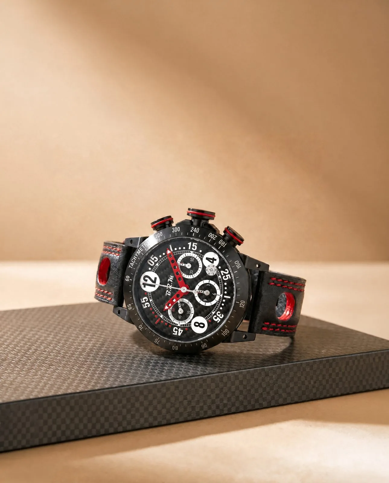 V8-44-N Carbon Edition Rot auf einer Carbonplatte
