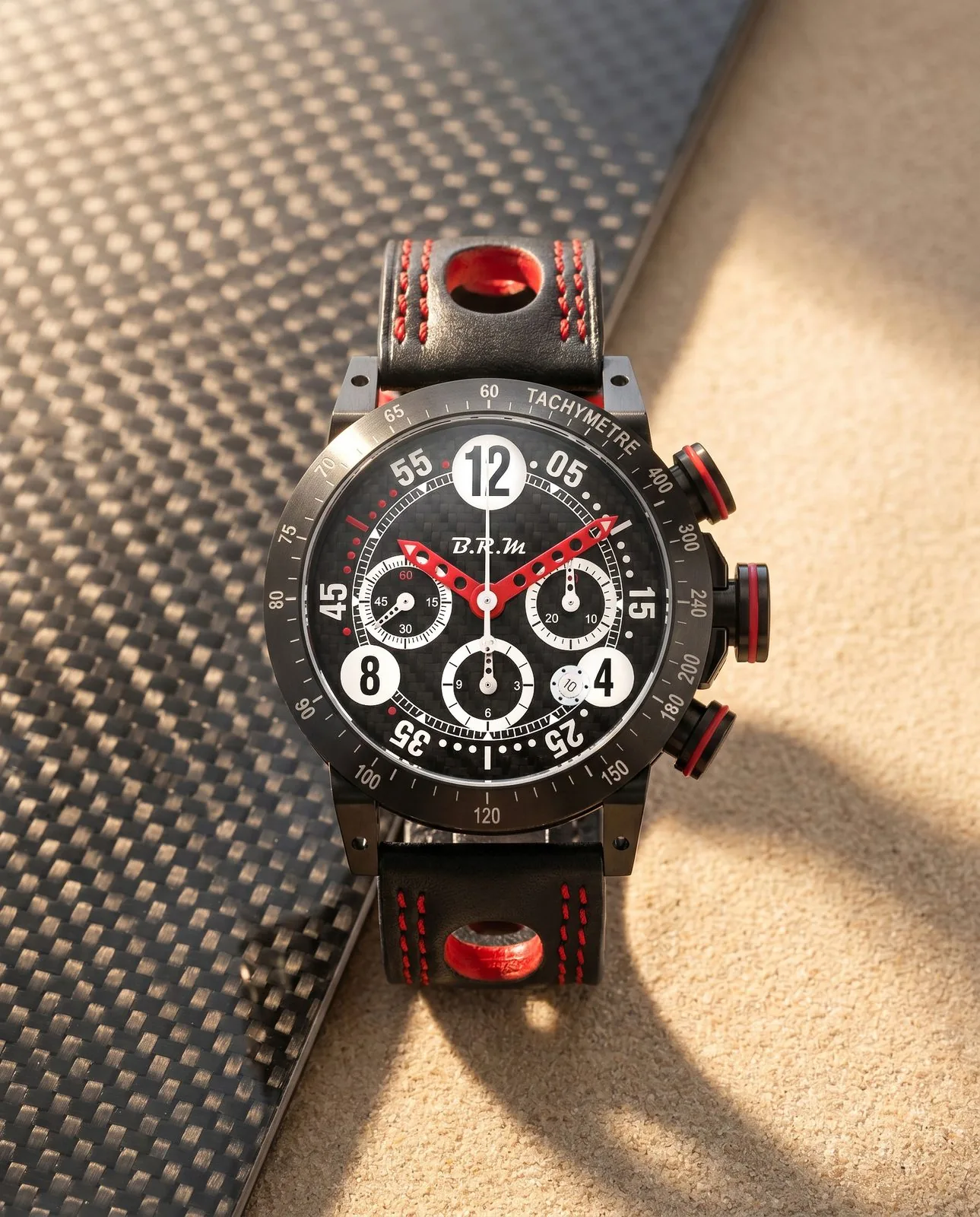 V8-44 Rot, Chronograph schwarz und rot in Streifenlicht