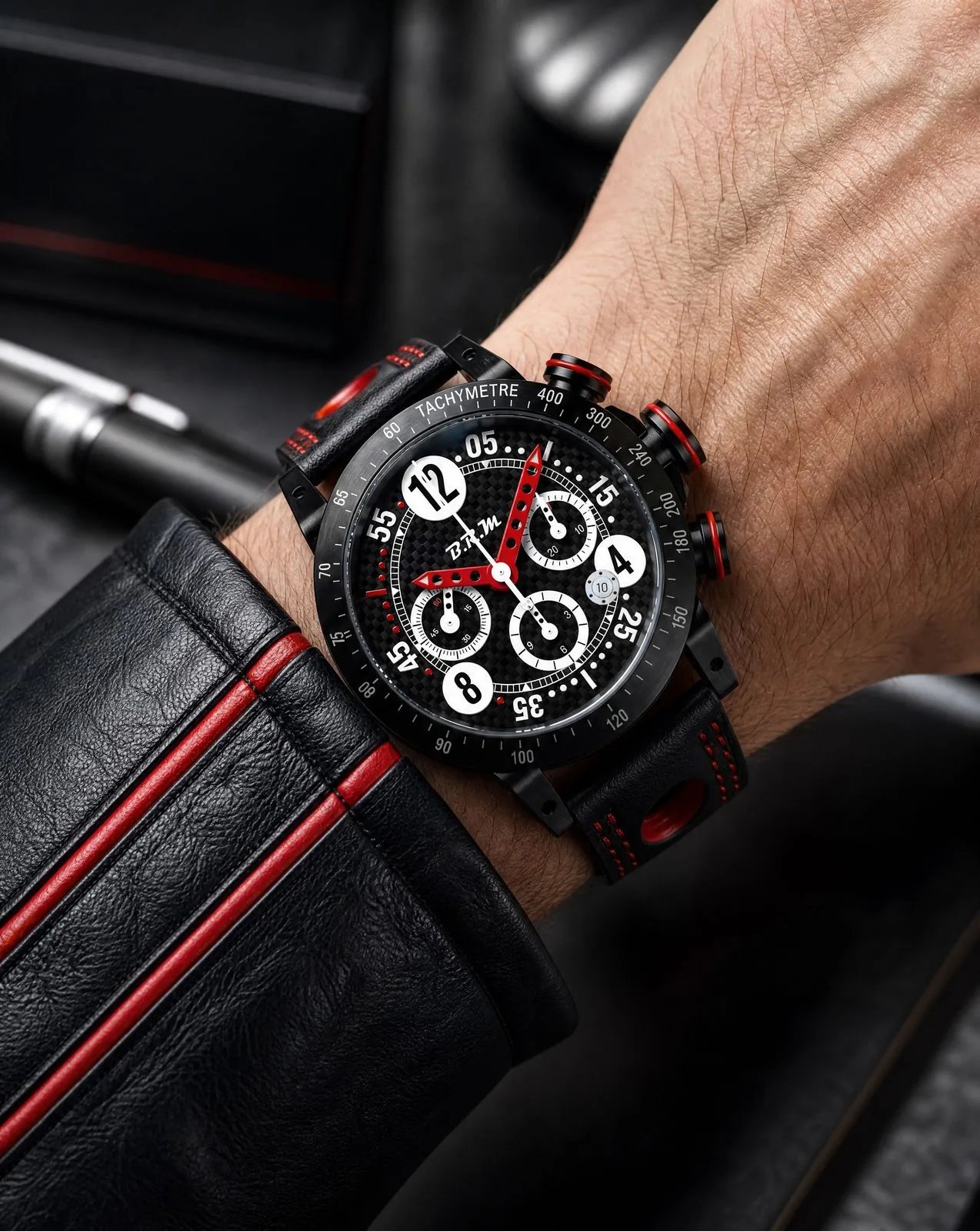 V8-44-N Carbon Edition Rot am Handgelenk